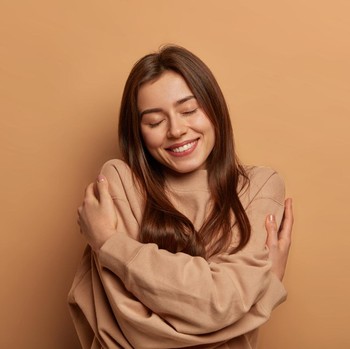 Stop Bandingkan Diri! Ini Cara Menyayangi Diri Sendiri untuk Capai Kebahagiaan Sejati