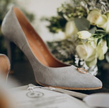 5 Cara Merawat Sepatu Velvet agar Tetap Bersih, Lembut, dan Awet