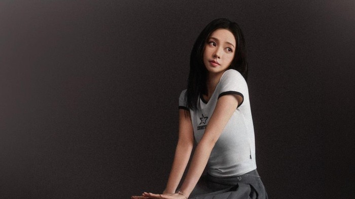 Inspirasi Tampil Stylish dengan Chunky Sneakers ala Karina aespa