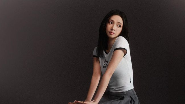 Inspirasi Tampil Stylish dengan Chunky Sneakers ala Karina aespa