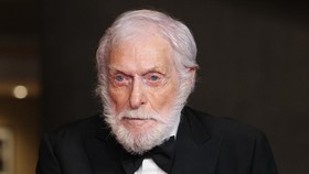 Di usianya yang ke-100, Dick Van Dyke masih bisa melakukan olahraga sulit. Ini dia tips menua dengan sehat dari aktor dan komedian asal AS ini.