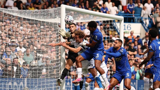 Soccer Football - Premier League - Chelsea v Brighton & Hove Albion - Stamford Bridge, London, Britain - August 30, 2026 Chelsea's Emiliano Martinez and Wesley Fofana in action with Brighton & Hove Albion's Mats Wieffer REUTERS/David Klein