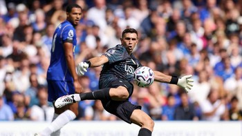Soccer Football - Premier League - Chelsea v Brighton & Hove Albion - Stamford Bridge, London, Britain - August 30, 2026 Chelsea's Emiliano Martinez in action REUTERS/David Klein