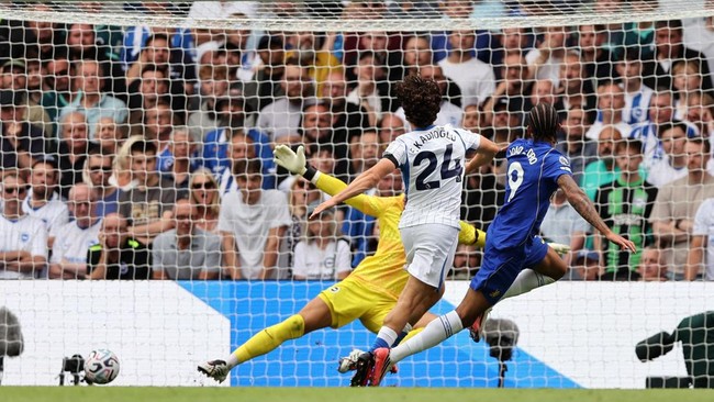 Soccer Football - Premier League - Chelsea v Brighton & Hove Albion - Stamford Bridge, London, Britain - August 30, 2026 Chelsea's Joao Pedro scores their third goal REUTERS/David Klein
