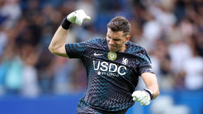 Soccer Football - Premier League - Chelsea v Brighton & Hove Albion - Stamford Bridge, London, Britain - August 30, 2026 Chelsea's Emiliano Martinez celebrates after Cole Palmer scores their fourth goal Action Images via Reuters/John Sibley