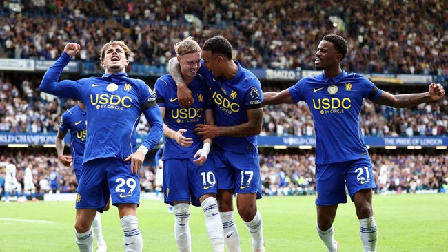 Soccer Football - Premier League - Chelsea v Brighton & Hove Albion - Stamford Bridge, London, Britain - August 30, 2026 Chelsea's Cole Palmer celebrates scoring their fourth goal with Morgan Rogers, Jorrel Hato and Pep Chavarria REUTERS/David Klein