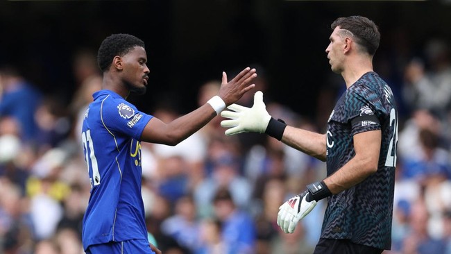 Soccer Football - Premier League - Chelsea v Brighton & Hove Albion - Stamford Bridge, London, Britain - August 30, 2026 Chelsea's Emiliano Martinez and Jorrel Hato celebrate after the match Action Images via Reuters/John Sibley