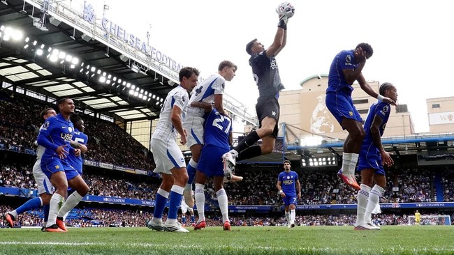 Soccer Football - Premier League - Chelsea v Brighton & Hove Albion - Stamford Bridge, London, Britain - August 30, 2026 Chelsea's Emiliano Martinez in action REUTERS/David Klein