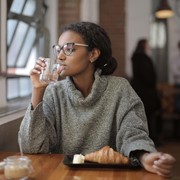 Suka Jalan-jalan Sendiri? Ini Perbedaan Me Time dan Kesepian