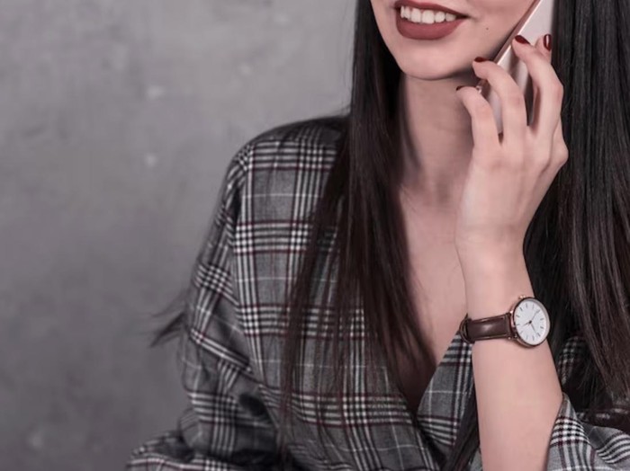 Jam tangan analog yang elegan dengan desain simpel cocok dikenakan saat bekerja ke kantor, menghadiri acara formal, atau untuk bergaya kasual./ Foto: magnific.com