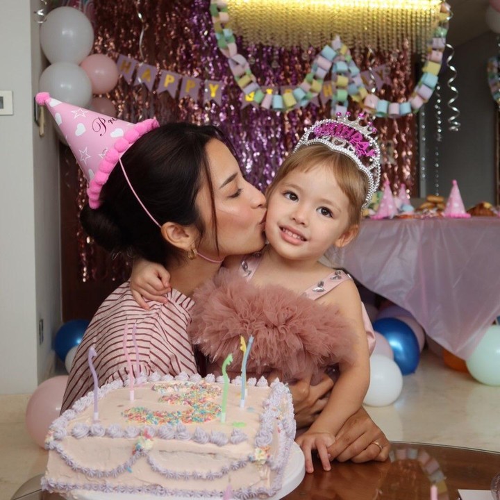<p>Di hari ulang tahunnya, Kamari terlihat mengenakan <em>dress layered ruffle</em> berwarna merah muda dan memakai mahkota bertuliskan '<em>Birthday Princess'</em> sebagai hiasan kepala. Bocah tiga tahun ini terlihat begitu bahagia mendapatkan kejutan perayaan ulang tahun dari sang Bunda. (Foto: Instagram @jenniferhubner)</p>