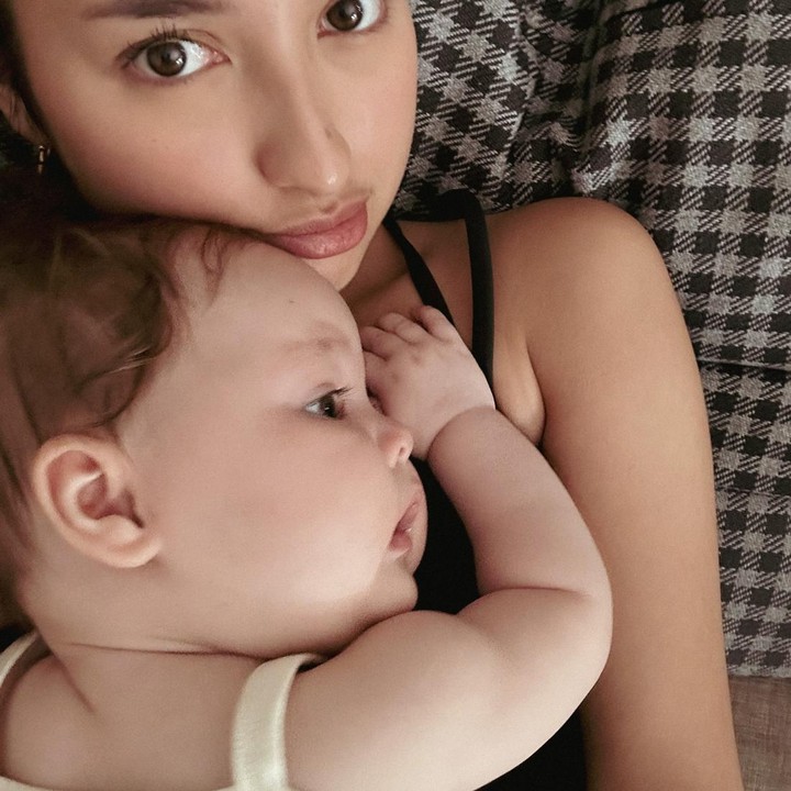<p>Melalui unggahan di Instagram, Jennifer membagikan potret perayaan ulang tahun putrinya. Perempuan kelahiran Bali ini juga mem-<em>posting</em> foto-foto Kamari sejak bayi hingga berusia tiga tahun. "Tiga tahun udah kamu hadir di hidup mama, tiga tahun juga kamu ngajarin mama banyak banget tentang arti cinta, sabar, kuat dan nggak boleh menyerah, mama masih ingat hari dimana mama pertama kali memelukmu, mencium mu, merasakan jari,&rdquo; kecil mu dimuka mama, dihari itu adalah hari yang paling bahagia dan indah untuk mama karna tuhan sudah titipkan bidadari kecil untuk mama," tulis Jennifer dalam <em>postingan</em> ini. (Foto: Instagram @jenniferhubner)</p>