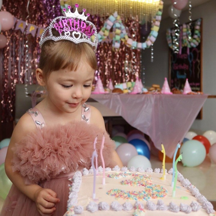 <p>Anak semata wayang artis Jennifer Coppen, Kamari Sky Wassink, merayakan ulang tahun ke-3 pada 28 Agustus 2026. Di hari ulang tahun Kamari, Jennifer menggelar pesta sederhana di rumah, Bunda. Perempuan 25 tahun ini menghias rumah dengan dekorasi warna pink dan membuat sendiri kue ulang tahun untuk sang putri. (Foto: Instagram @jenniferhubner)</p>
