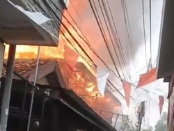 Permukiman di Gambir Jakpus Kebakaran, 21 Mobil Damkar Dikerahkan