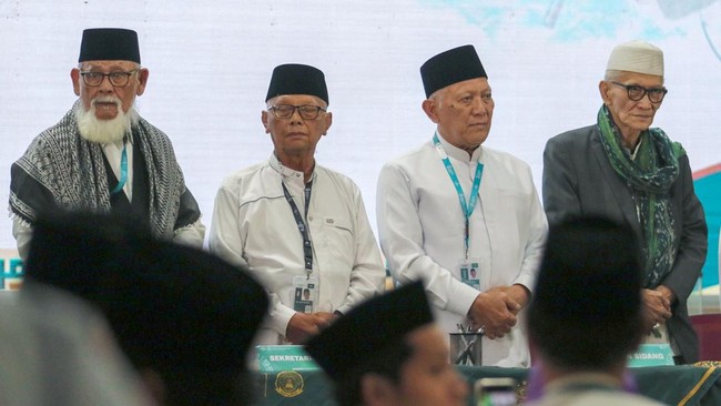 Ketua Umum Pengurus Besar Nahdlatul Ulama (PBNU) terpilih KH Abdul Hakim Mahfudz atau Gus Kikin (kedua kanan) dan Rais Aam KH Miftahul Ahyar (kanan) didampingi Anggota AHWA Teungku H. Nuruzzahri Yahya (kiri) dan KH Anwar Iskandar (kedua kiri) usai pe