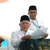 Ketua Umum Pengurus Besar Nahdlatul Ulama (PBNU) terpilih KH Abdul Hakim Mahfudz atau Gus Kikin (kedua kanan) menandatangani pakta integritas usai ditetapkan oleh Ahlul Halli Wal Aqdi (AHWA) saat Muktamar ke-35 Nahdlatul Ulama di Pondok Pesantren Bah