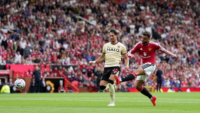 Soccer Football - Premier League - Manchester United v Ipswich Town - Old Trafford, Manchester, Britain - August 30, 2026 Manchester United's Bruno Fernandes scores their first goal REUTERS/Jon Super EDITORIAL USE ONLY. NO USE WITH UNAUTHORIZED AUDIO