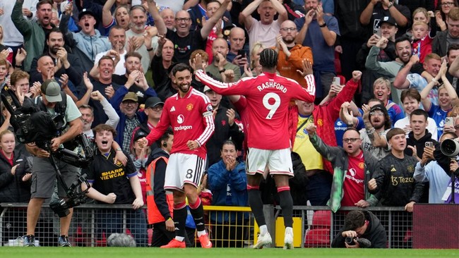 Soccer Football - Premier League - Manchester United v Ipswich Town - Old Trafford, Manchester, Britain - August 30, 2026 Manchester United's Bruno Fernandes celebrates with Marcus Rashford after scoring their fourth goal to complete a hat-trick REUT