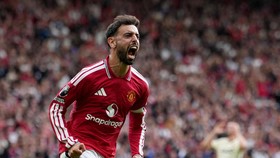 Soccer Football - Premier League - Manchester United v Ipswich Town - Old Trafford, Manchester, Britain - August 30, 2026 Manchester United's Bruno Fernandes celebrates scoring their first goal REUTERS/Jon Super EDITORIAL USE ONLY. NO USE WITH UNAUTH