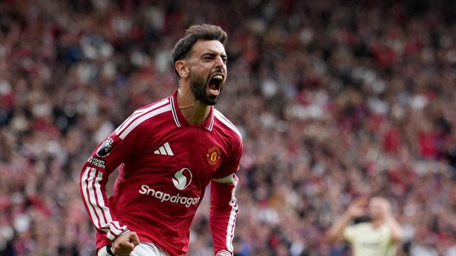 Soccer Football - Premier League - Manchester United v Ipswich Town - Old Trafford, Manchester, Britain - August 30, 2026 Manchester United's Bruno Fernandes celebrates scoring their first goal REUTERS/Jon Super EDITORIAL USE ONLY. NO USE WITH UNAUTH