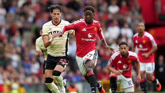 Soccer Football - Premier League - Manchester United v Ipswich Town - Old Trafford, Manchester, Britain - August 30, 2026 Manchester United's Kobbie Mainoo in action with Ipswich Town's Sasa Lukic REUTERS/Jon Super EDITORIAL USE ONLY. NO USE WITH UNA