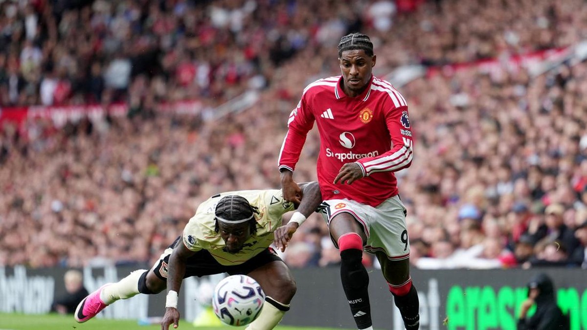 Soccer Football - Premier League - Manchester United v Ipswich Town - Old Trafford, Manchester, Britain - August 30, 2026 Manchester United's Marcus Rashford in action with Ipswich Town's Abdul Fatawu REUTERS/Jon Super EDITORIAL USE ONLY. NO USE WITH