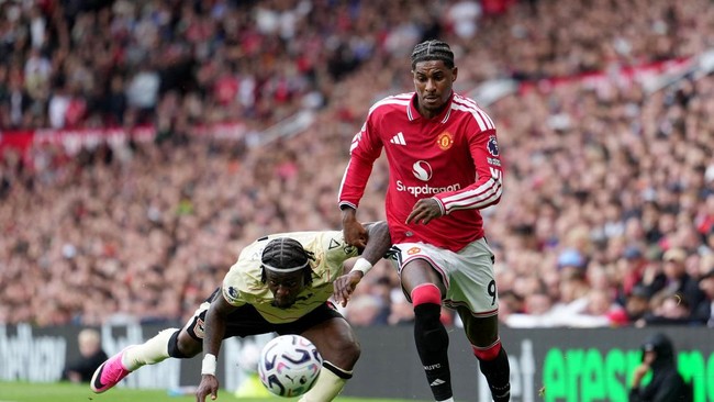 Soccer Football - Premier League - Manchester United v Ipswich Town - Old Trafford, Manchester, Britain - August 30, 2026 Manchester United's Marcus Rashford in action with Ipswich Town's Abdul Fatawu REUTERS/Jon Super EDITORIAL USE ONLY. NO USE WITH