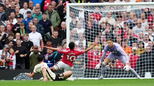 Soccer Football - Premier League - Manchester United v Ipswich Town - Old Trafford, Manchester, Britain - August 30, 2026 Ipswich Town's Jacob Greaves fouls Manchester United's Matheus Cunha to concede a penalty REUTERS/Jon Super EDITORIAL USE ONLY.