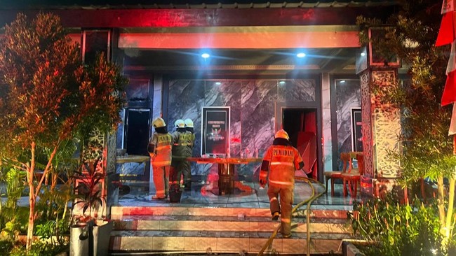Kebakaran melanda markas ormas GRIB di Kedoya, Jakarta Barat, dini hari. Pemadaman melibatkan delapan mobil damkar.