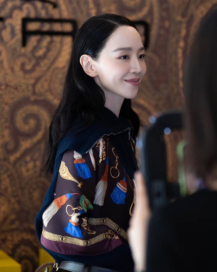 Melalui wawancaranya bersama W Korea, Shin Hae Sun mengungkapkan bahwa dirinya merasa terhormat dapat mendatangi galeri ETRO yang menampilkan seluruh koleksi terbaru brand dengan rancangan khusus menitikberatkan kecantikan./ Foto: instgaram.com/shinhs831