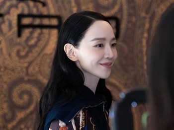 Melalui wawancaranya bersama W Korea, Shin Hae Sun mengungkapkan bahwa dirinya merasa terhormat dapat mendatangi galeri ETRO yang menampilkan seluruh koleksi terbaru brand dengan rancangan khusus menitikberatkan kecantikan./ Foto: instgaram.com/shinhs831