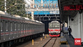 Penumpang Commuter Line yang biasa naik dan turun di Stasiun Karet harus menyesuaikan perjalanan mulai Selasa (1/9/2026). Layanan naik dan turun penumpang di stasiun tersebut akan dialihkan ke Stasiun Sudirman Baru/BNI City.
