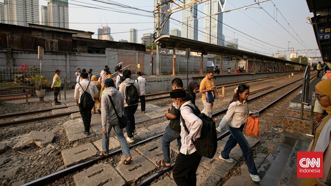 Penumpang Commuter Line yang biasa naik dan turun di Stasiun Karet harus menyesuaikan perjalanan mulai Selasa (1/9/2026). Layanan naik dan turun penumpang di stasiun tersebut akan dialihkan ke Stasiun Sudirman Baru/BNI City.