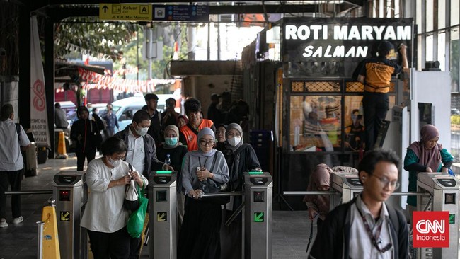 Penumpang Commuter Line yang biasa naik dan turun di Stasiun Karet harus menyesuaikan perjalanan mulai Selasa (1/9/2026). Layanan naik dan turun penumpang di stasiun tersebut akan dialihkan ke Stasiun Sudirman Baru/BNI City.
