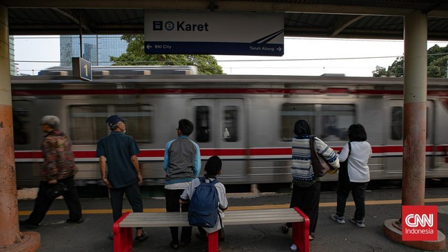 Penumpang Commuter Line yang biasa naik dan turun di Stasiun Karet harus menyesuaikan perjalanan mulai Selasa (1/9/2026). Layanan naik dan turun penumpang di stasiun tersebut akan dialihkan ke Stasiun Sudirman Baru/BNI City. CNNIndonesia/Adi ibrahim