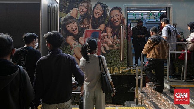 Penumpang Commuter Line yang biasa naik dan turun di Stasiun Karet harus menyesuaikan perjalanan mulai Selasa (1/9/2026). Layanan naik dan turun penumpang di stasiun tersebut akan dialihkan ke Stasiun Sudirman Baru/BNI City. CNNIndonesia/Adi ibrahim