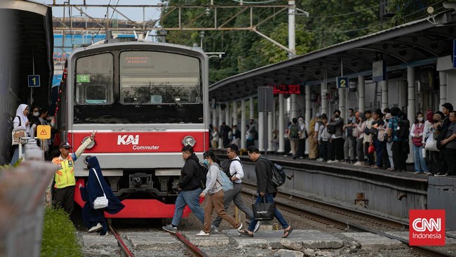 Penumpang Commuter Line yang biasa naik dan turun di Stasiun Karet harus menyesuaikan perjalanan mulai Selasa (1/9/2026). Layanan naik dan turun penumpang di stasiun tersebut akan dialihkan ke Stasiun Sudirman Baru/BNI City. CNNIndonesia/Adi ibrahim