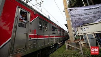 Penumpang Commuter Line yang biasa naik dan turun di Stasiun Karet harus menyesuaikan perjalanan mulai Selasa (1/9). Layanan naik dan turun penumpang di stasiun tersebut akan dialihkan ke Stasiun Sudirman Baru/BNI City. CNNIndonesia/Adi ibrahim