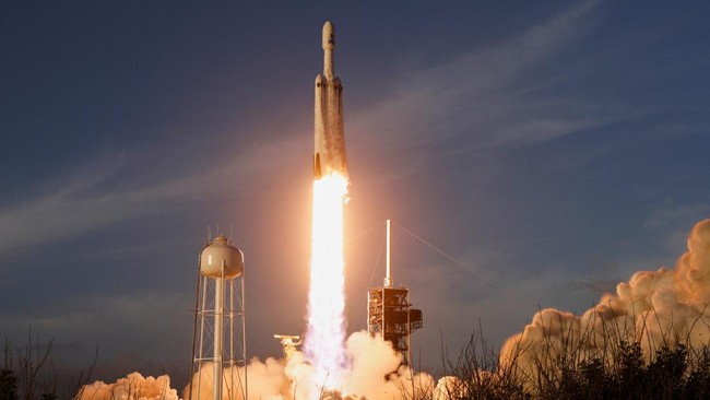 A SpaceX Falcon Heavy rocket lifts off carrying NASA's Nancy Grace Roman Space Telescope at the Kennedy Space Center in Cape Canaveral, Florida, U.S., August 30, 2026. REUTERS/Joe Skipper