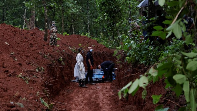 Armed Police Force (APF) officers work on transporting bodies to the pit at Devghat mass burial site for victims of deadly flash floods and mudslides in Chitwan, Nepal, August 30, 2026. REUTERS/Navesh Chitrakar