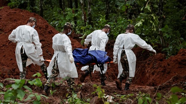 Armed Police Force (APF) officers transport a body to the pit at Devghat mass burial site for victims of deadly flash floods and mudslides in Chitwan, Nepal, August 30, 2026. REUTERS/Navesh Chitrakar