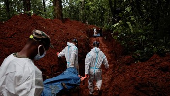 Armed Police Force (APF) officers work on transporting bodies to the pit at Devghat mass burial site for victims of deadly flash floods and mudslides in Chitwan, Nepal, August 30, 2026. REUTERS/Navesh Chitrakar     TPX IMAGES OF THE DAY