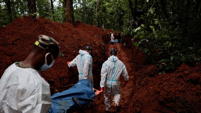 Armed Police Force (APF) officers work on transporting bodies to the pit at Devghat mass burial site for victims of deadly flash floods and mudslides in Chitwan, Nepal, August 30, 2026. REUTERS/Navesh Chitrakar     TPX IMAGES OF THE DAY