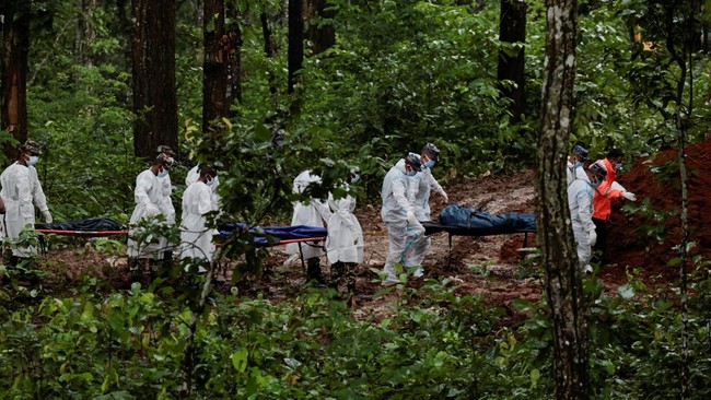 Armed Police Force (APF) officers transport bodies to the pit at Devghat mass burial site for victims of deadly flash floods and mudslides in Chitwan, Nepal, August 30, 2026. REUTERS/Navesh Chitrakar REFILE - QUALITY REPEAT