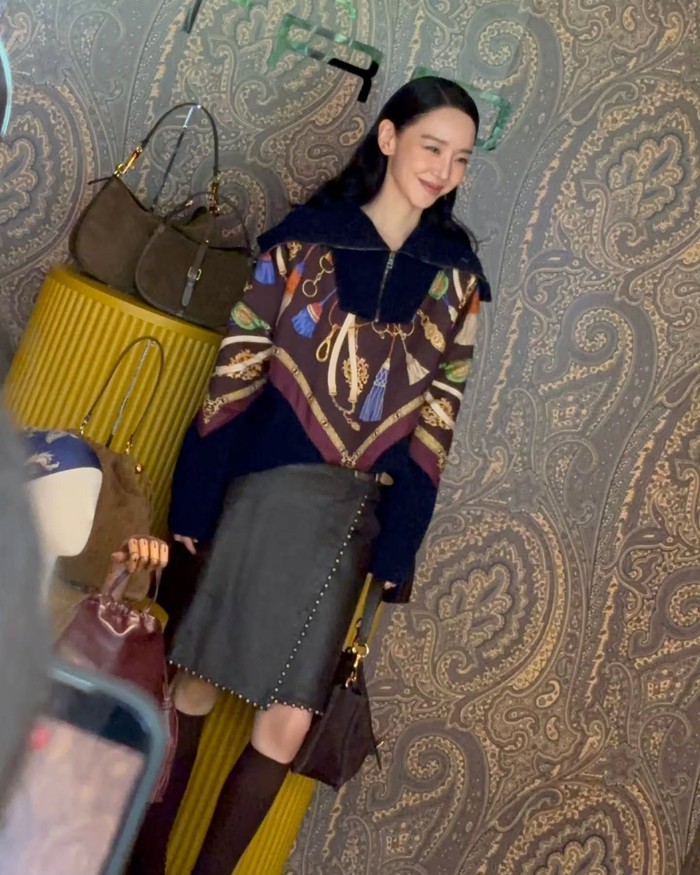 Para netizen pun memberikan banyak pujian atas kecantikan autentik Shin Hae Sun yang sangat merepresentasikan citra etnik sekaligus getaran karismatik dari setiap koleksi brand ETRO./ Foto: instagram.com/shinhs831