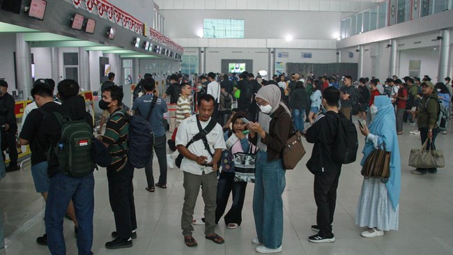 Kabut asap akibat kebakaran hutan dan lahan (karhutla) mengganggu aktivitas penerbangan di Bandara Tjilik Riwut, Palangka Raya, Kalimantan Tengah.