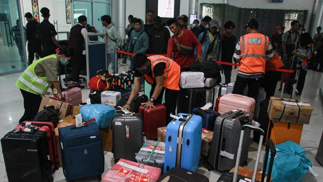 Kabut asap akibat kebakaran hutan dan lahan (karhutla) mengganggu aktivitas penerbangan di Bandara Tjilik Riwut, Palangka Raya, Kalimantan Tengah.