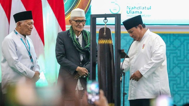 Presiden Prabowo Subianto (kanan) menutup Muktamar Ke-35 Nahdlatul Ulama (NU) disaksikan Rais Aam terpilih KH Miftahul Akhyar (tengah) dan Ketum PBNU terpilih KH Abdul Hakim Mahfudz atau Gus Kikin di Pondok Pesantren Bahrul Ulum Tambakberas, Jombang,