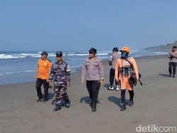 Pencarian WNA Hilang di Pantai Tembles Jembrana Terkendala Ombak Besar