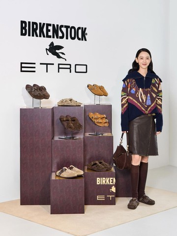 Simak Potret Memesona Shin Hae Sun di Acara Brand Fashion ETRO